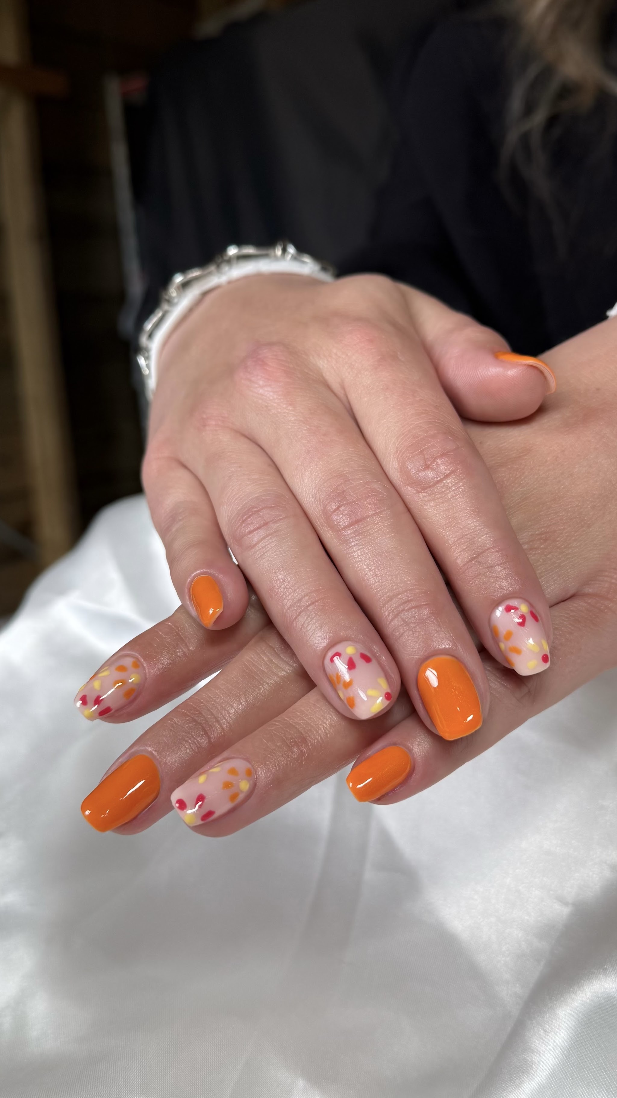 Oranje nagels met bloemetjes als nail art